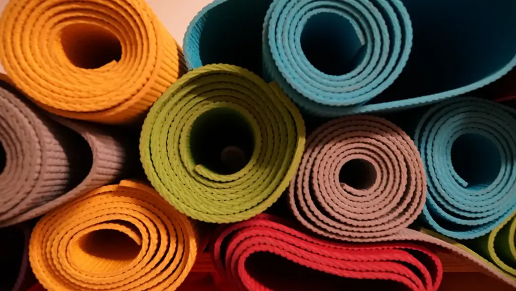 Aufgerollte bunte Yogamatten für den Sportunterricht