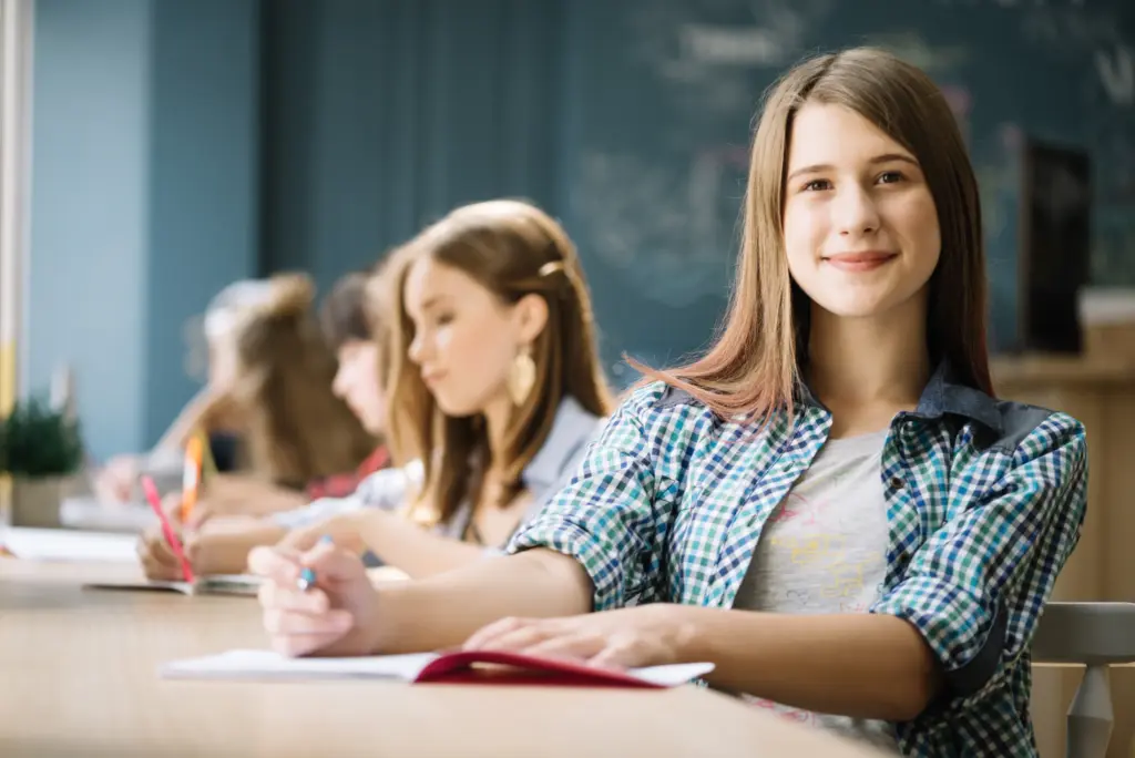 Zwei Schüler sitzen zusammen und lernen gemeinsam im Unterricht