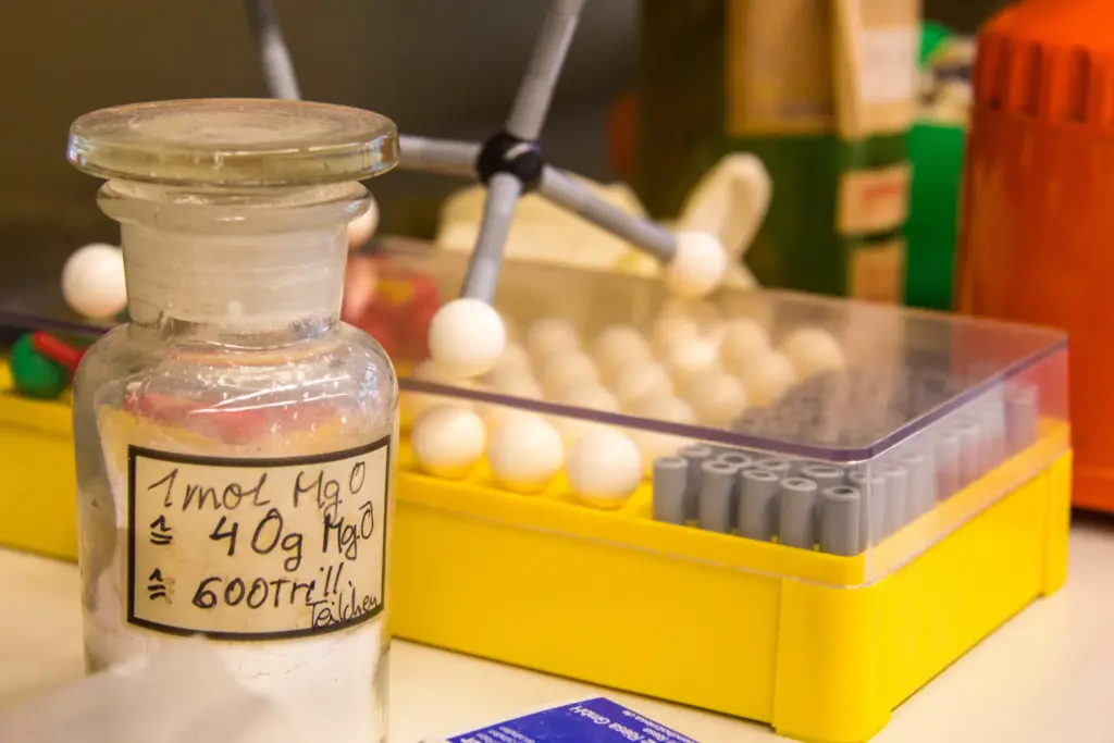 Versuchsaufbau mit Reagenzglas und Chemikalien im Chemieunterricht
